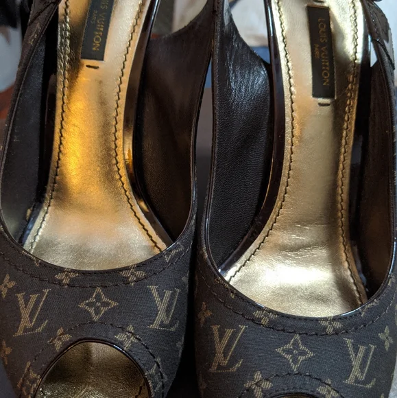 Louis Vuitton - Picture 1 of 12